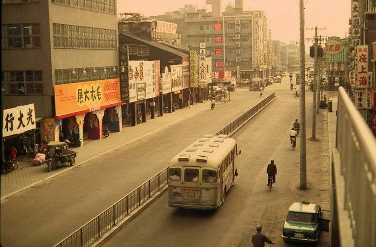 圖說：1970年代位於高雄鹽埕鬧區新樂街的SKB(圖右) 與高雄第一間百貨公司大新百貨相對 大新百貨已於2010歇業 SKB 依舊佇立於原址。（圖片來源：網路）